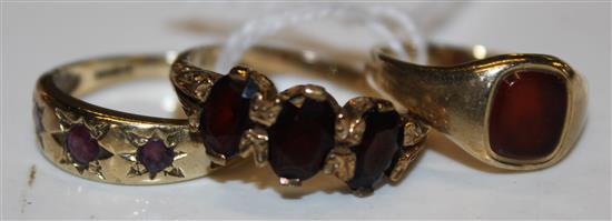 9ct gold & ruby 3-stone ring, scrolled setting, 9ct signet ring, bloodstone matrix (blank) & a 9ct ruby gypsy-set ring